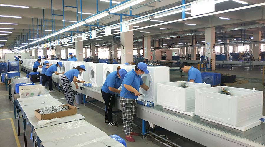 高效率！員工們忙碌地開展巴西客戶的衣物烘干機(jī)生產(chǎn)工作