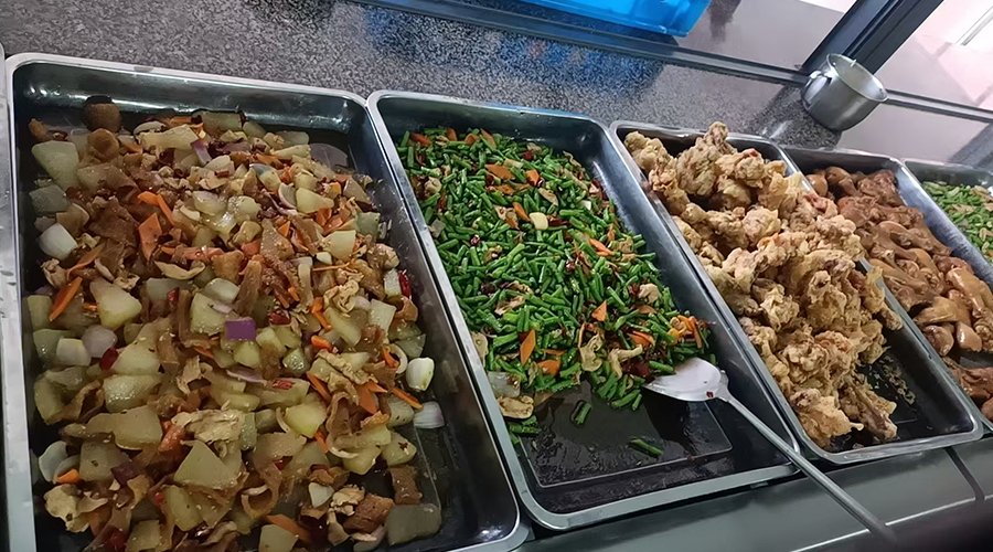 盛夏的來(lái)臨，金環(huán)電器關(guān)懷工人飲食