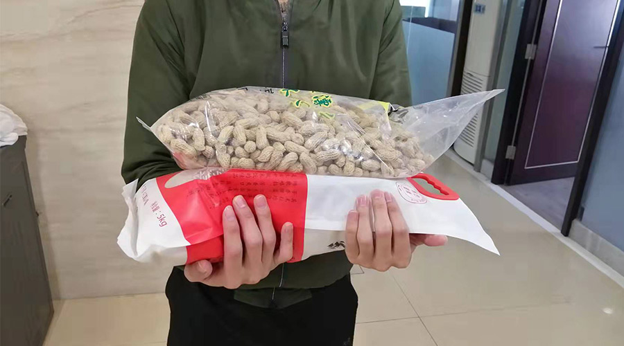 新春關(guān)懷 禮滿情暖！金環(huán)電器給員工發(fā)年貨